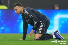 约书亚·基尔希此刻已进入浑然忘我的巅峰状态。😮‍💨 80分钟 ｜ ⚪️ 1-1 🔴 ｜ #曼联 来源：Stretford Paddock